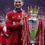 Na obrázku Mac Allister stojí za víťazstvo titulu Premier League v máji