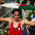 Imane Khelif minulý rok stál v Paríži na olympijskom pódiu, zahodený pod alžírsku vlajku a korunoval ženského šampióna 63 kg boxu.