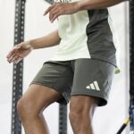 Kylian Mbappe je znázornený v telocvični, ktorá po žalúdkovej chrípke videla omnoho viac štíhlejšie