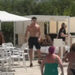 Útočník Oldham Kian Harratt bol natočený v stredisku Ibiza smerom k žene, aby založil stoličku