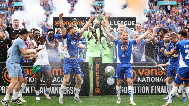 Oldham obrátil svoje play-off bohatstvo okolo Wembley