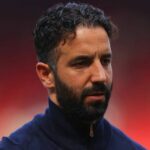 Osoba utd pracujúca so šiestimi transakčnými transakciami, keď Ruben Amorima robí pozíciu Clear Football Sport