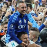 Santi Cazorla pozdravuje skutočných fanúšikov Oviedo. (Foto: Skutočné ovévo)