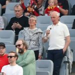 Rodičia Floriana Wirtza Hansa (na sebe biele polokošeľové košele) a Karin (na sebe šedú zafarbenú kapucňu), rokovania s Liverpoolom po rokovaniach o veľkom zálohe pre veľký pokrok pre veľký pokrok