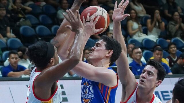Robert Bolick (s tancom) má stále 20 bodov napriek tomu, že ho Phoenix All Game pod tlakom pod tlakom. —Agust dela cruz