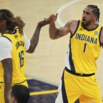 Indiana Pacers Advanced Obi Toppin (1) oslavoval útočník James Johnson (16) v druhej polovici hry 6 finálnej basketbalovej série NBA proti Thunder Oklahoma City, štvrtok 19. júna 2025 v Indianapolise.