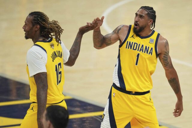 Indiana Pacers Advanced Obi Toppin (1) oslavoval útočník James Johnson (16) v druhej polovici hry 6 finálnej basketbalovej série NBA proti Thunder Oklahoma City, štvrtok 19. júna 2025 v Indianapolise.