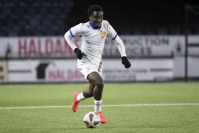 Paríž FC sa uzatvára v dohode o zadnej časti Reims Nhoa Sangu

