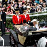 Kráľ Charles a kráľovná Camilla prichádzajú v piatok v Royal Ascot Parade Circle