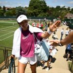 Perfektný zápas pre Wimbledon! Emma Radacanu napodobňuje Carlosa Alcaraza vo fialovej výcvikovej súprave potom, čo konečne odpovedala na ich romantické chĺpky
