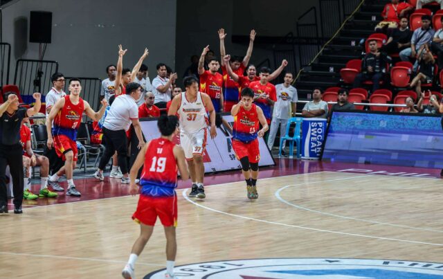 Phoenix Fuel Masters Bank oslavuje košík Jazul RJ počas zápasu PBA Filippine Cup.