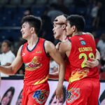 Adrian Nocum, Leonard Santillan, Jhonard Clarito, Jhonard Clarito, počas poslednej hry PBA Philipine Cup, štvrťfinále filipínskeho pohára proti Warriors Nlex Road Warriors.