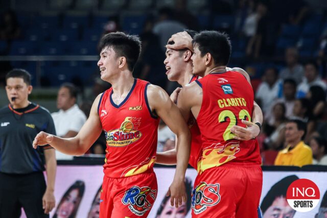 Adrian Nocum, Leonard Santillan, Jhonard Clarito, Jhonard Clarito, počas poslednej hry PBA Philipine Cup, štvrťfinále filipínskeho pohára proti Warriors Nlex Road Warriors.