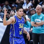 TNT TROPang 5G Roger Pogoy počas semifinále filipínskeho pohára PBA 2025 proti dážďu alebo jasu maliarov.