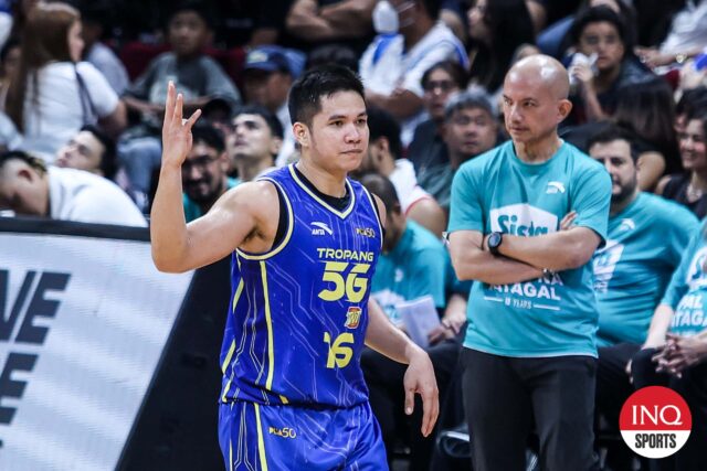 TNT TROPang 5G Roger Pogoy počas semifinále filipínskeho pohára PBA 2025 proti dážďu alebo jasu maliarov.