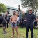 Na obrázku: Hviezda UFC Dan Hooker (vľavo, baseballový klobúk a slobodný) stráž, keď je členom gangu Jon Paul 'Fightdog' Te Rito ocenený na svojom festivale na Backyard Festival v Aucklande