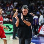 Tim Cone, tréner Gin Kings Gin Kings, počas štvrťfinálovej hry filipínskeho pohára PBA proti konvergentným vláknám.