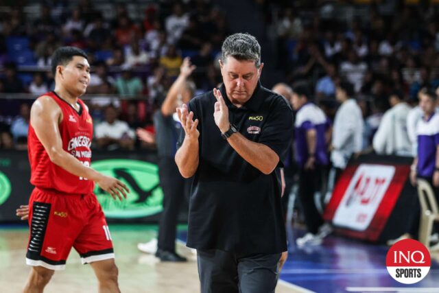 Tim Cone, tréner Gin Kings Gin Kings, počas štvrťfinálovej hry filipínskeho pohára PBA proti konvergentným vláknám.