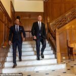 Parag Marathe a Andrew Cavenagh Stiahnite si mramorový rebrík v Ibroxe