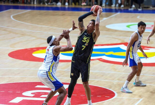 TNT TNT ttt ttt ttt ttt ttt ttt erram počas zápasu PBA Philippine Cup proti Magnolia Hotshots.