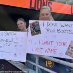Jeden fanúšik Brisbane Lions (na obrázku, vpravo) objasnil jeho romantické úmysly, keď mal v sobotu proti Gabbas GWS Gabbas Gabbasa Gabbasa Gabbasa