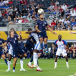 Arlington, TX - 22. júna, Middle Midfield Tyler Adams (# 4) ide o parcus hlavičky medzi Spojenými štátmi a Haiti 22. júna 205 na štadióne AT&T na štadióne AT&T Stadium, TX. (Foto: Matthew Visinsky / Icon Sportwire prostredníctvom Getty Images)