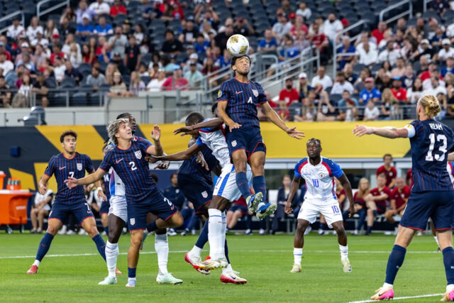Arlington, TX - 22. júna, Middle Midfield Tyler Adams (# 4) ide o parcus hlavičky medzi Spojenými štátmi a Haiti 22. júna 205 na štadióne AT&T na štadióne AT&T Stadium, TX. (Foto: Matthew Visinsky / Icon Sportwire prostredníctvom Getty Images)