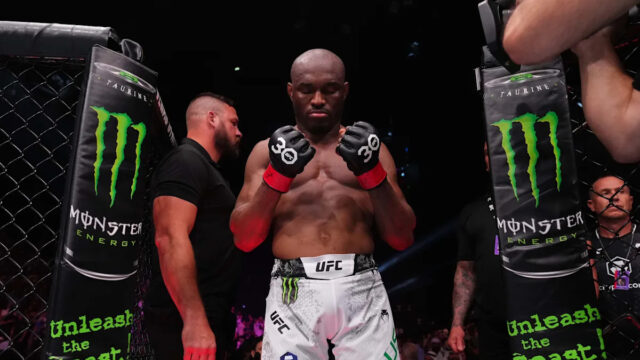 14. decembra 2024; Tampa, Florida, Spojené štáty americké; Colby Covington (červené rukavice) bojuje s Joaquinom Buckleym (modré rukavice) v Amalie Arena. Povinný kredit: Nathan Ray Seebeck Imagn PMS
