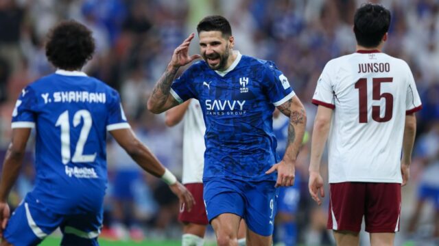 Prevody povesti, správy: Man United Zvážte šok Mitrovic Move


