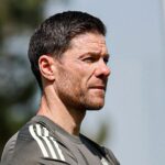 Xabi Alonso poskytuje pokyny pre hráčov Real Madrid.
