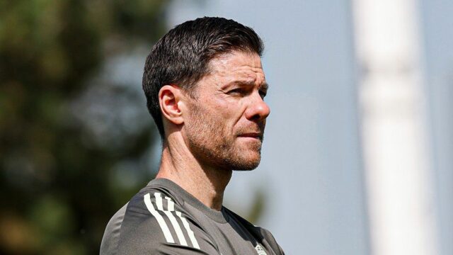 Xabi Alonso poskytuje pokyny pre hráčov Real Madrid.