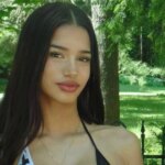 `` Queen of Football '' échange le kit de bikini en tant que rival Alisha Lehmann «dans et hors d'uniforme»
