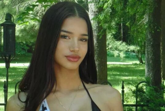 `` Queen of Football '' échange le kit de bikini en tant que rival Alisha Lehmann «dans et hors d'uniforme»
