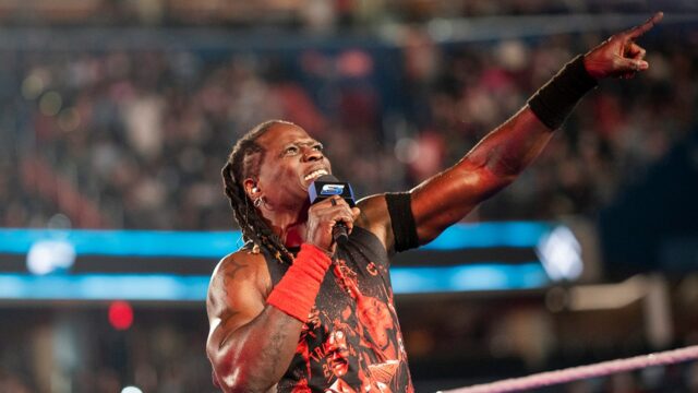 R-Truth oznamuje miestnosť WWE, navrhuje reakciu na sociálne médiá

