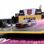 (Zľava) Tim Kuniskis, generálny riaditeľ spoločnosti RAM Brand, výkonný viceprezident NASCAR, Steve O'Donnell a John Probst, SVP inovácií a vývoja obrazovky Rames pred kasínom Casino Fireekers Casino 400 z NASCAR Cupu v Michigan International Speedway 8. júna 2025 - Zdroj: Getty Getty: Getty.