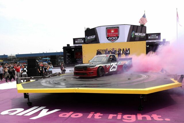 (Zľava) Tim Kuniskis, generálny riaditeľ spoločnosti RAM Brand, výkonný viceprezident NASCAR, Steve O'Donnell a John Probst, SVP inovácií a vývoja obrazovky Rames pred kasínom Casino Fireekers Casino 400 z NASCAR Cupu v Michigan International Speedway 8. júna 2025 - Zdroj: Getty Getty: Getty.