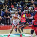 RJ Barangay Ženeva Gin Kings 'Rj Abarrientos počas zápasu 3 semifinále filipínskeho pohára PBA proti San Miguel Beermen.