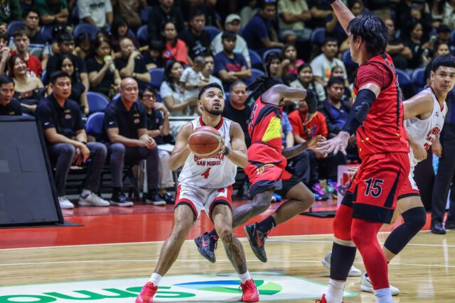 RJ Barangay Ženeva Gin Kings 'Rj Abarrientos počas zápasu 3 semifinále filipínskeho pohára PBA proti San Miguel Beermen.