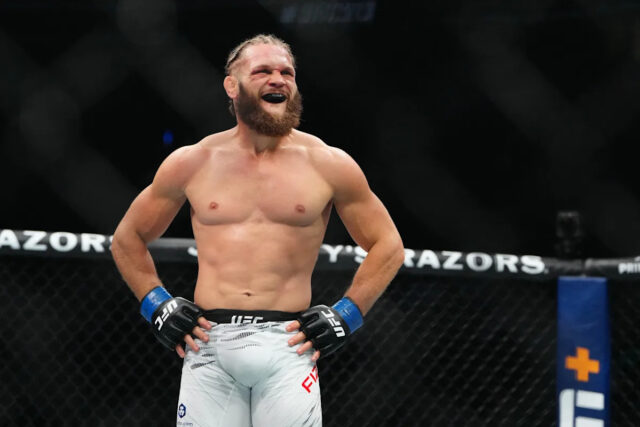 8. marca 2025; Las Vegas, Nevada, USA; Rafael Philev (modré rukavice) sa pripravuje na boj proti Justin Gaethje (nezobrazený) počas UFC 313 v aréne T-Mobile. Povinný kredit: Stephen R. Sylvanie-Imagn Pictures
