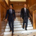 Viceprezident Parag Marathe a prezident Andrew Cavenagh Ibrox Stadium