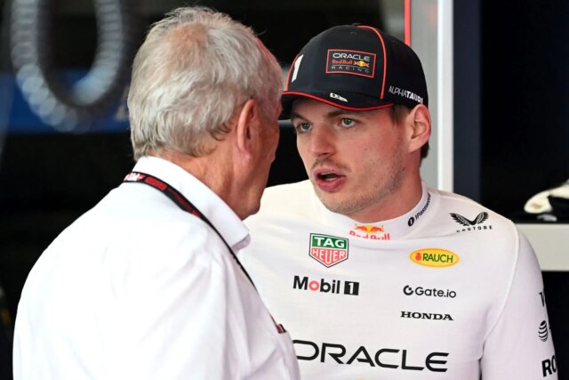 Riaditeľ tímu Red Bull, Christian Horner (R), hovorí s tímovým konzultantom, Dr. Helmutom Markom, pred GP Emilia-Romagna. Zdroj: Getty