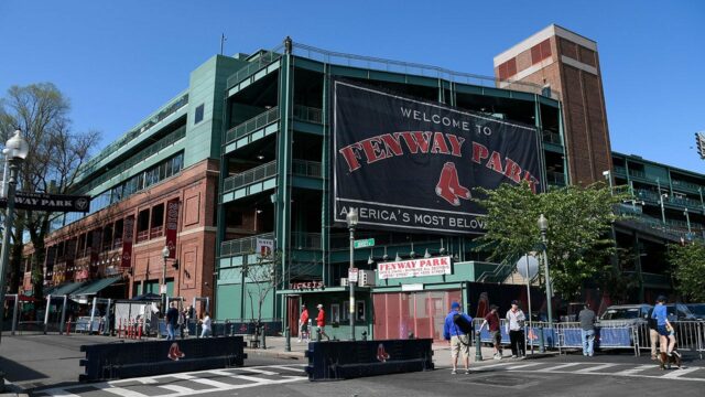 Red Sox Hostiteľ každoročne pýcha noc s drag show vo Fenway Parku

