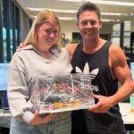 Ben Cousins ​​sa srdečne usmieva, keď predstavuje podpísanú topánku na západné pobrežie Eagles Eagles Jess Jess