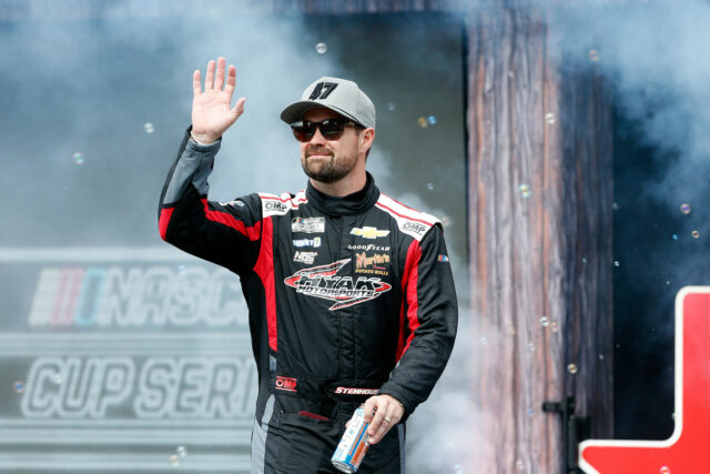 Ricky Stenhouse Jr. Čistý 12,2 milióna dolárov z hromadného predaja 140 hektárov

