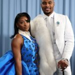 Simone Biles je znázornený so svojou manželkou Jonathanom Owensom, ktorá hrá v NFL pre Chicago Bears