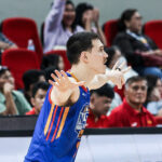 Hviezda NLEX Road Warriors, Robert Bollick, počas štvrťfinálovej hry filipínskeho pohára PBA proti dažďu alebo Shine Elastopainters.