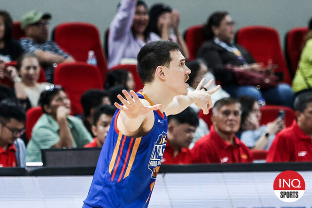 Hviezda NLEX Road Warriors, Robert Bollick, počas štvrťfinálovej hry filipínskeho pohára PBA proti dažďu alebo Shine Elastopainters.