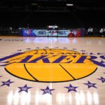 Rodina autobusov prispieva k dohode o predaji väčšinovej účasti v Los Angeles Lakers, informovala ESPN v stredu, ktorá označila koniec veku pre jedného z najvplyvnejších majiteľov NBA.