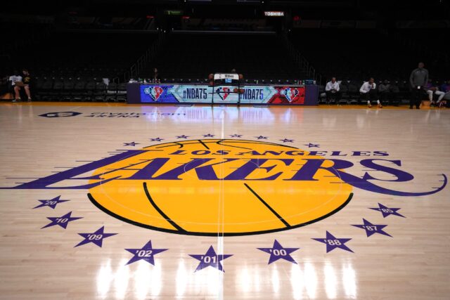Rodina autobusov prispieva k dohode o predaji väčšinovej účasti v Los Angeles Lakers, informovala ESPN v stredu, ktorá označila koniec veku pre jedného z najvplyvnejších majiteľov NBA.