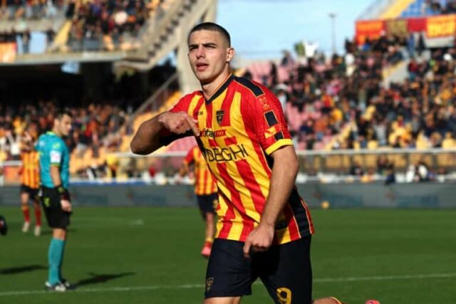 Roma sa pýta na Lecce Striker Nikola Krstovic


